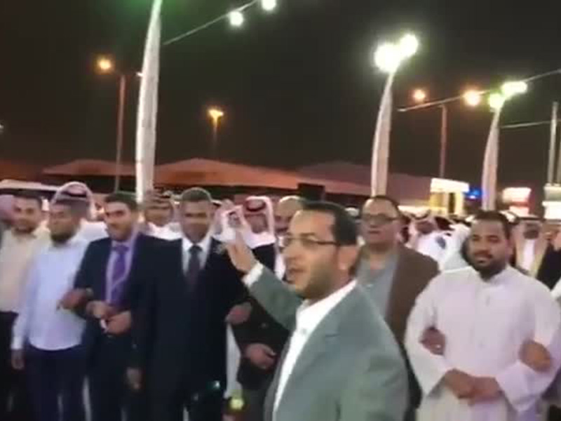 اضغط لمشاهدة الفيديو: معلمون مصريون في السعودية يحتفلون بزفاف صديقهم على الطريقة السعودية